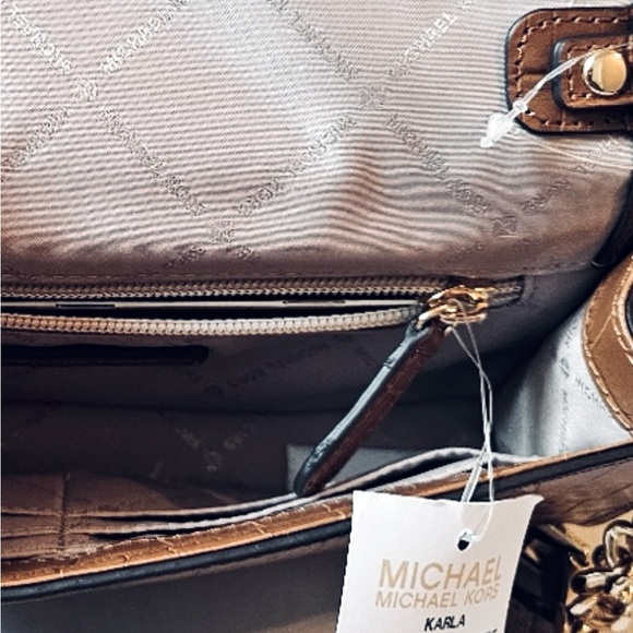 NWT Michael Kors lovely Leather Crossbody. - Picture 5 of 6